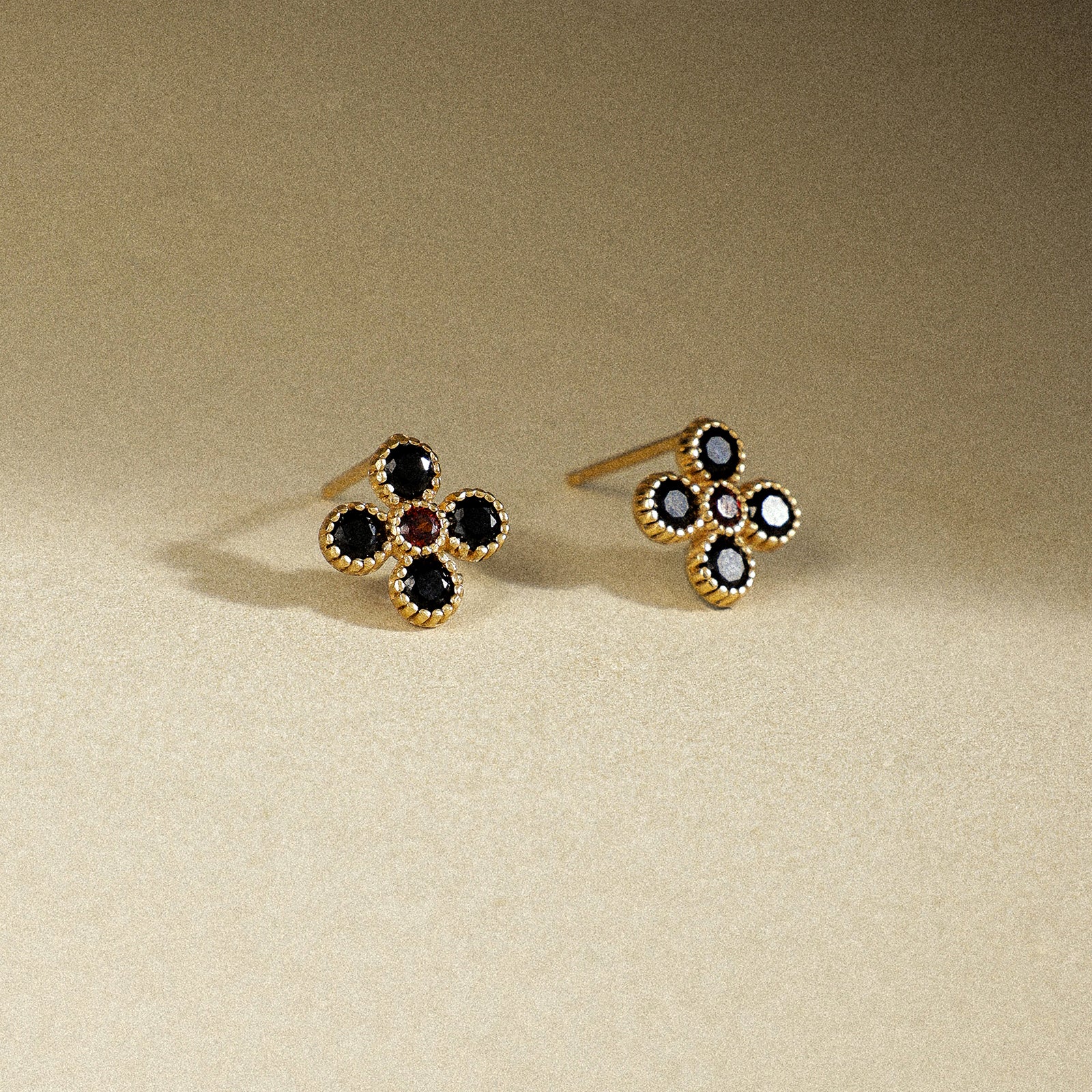 四つ葉のクローバー ブラックオニキス＆ガーネット ピアス – ARSIS